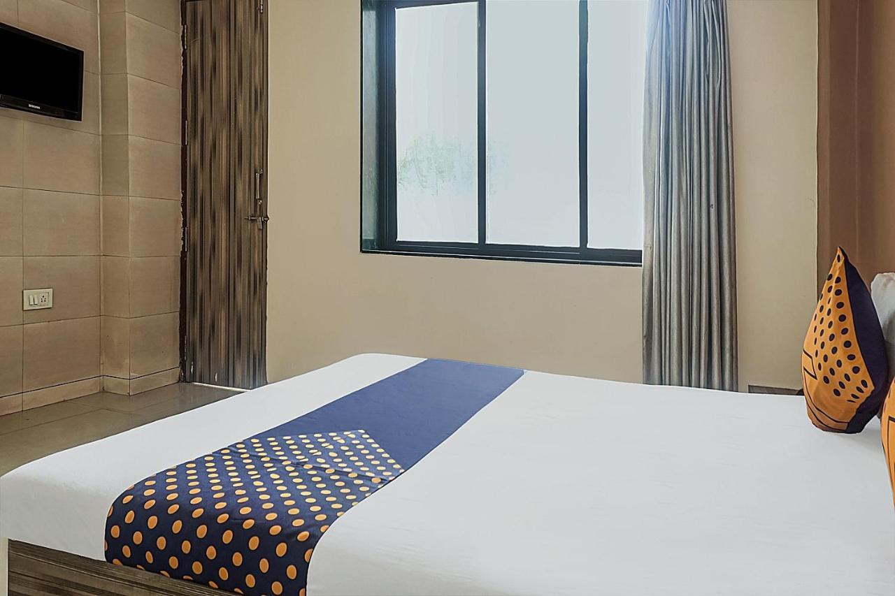 Oyo Flagship 75444 Hotel Kinara Lodging & Boarding Mangvadi Exterior foto